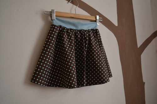 Hnědá dívčí půlkolová sukýnka (4-7 let) — foto 3