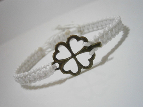 "Čtyřlístek" - bílý náramek (macramé) — foto 2