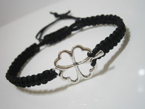 "Čtyřlístek" - černý náramek (macramé) - Unisex — foto 2