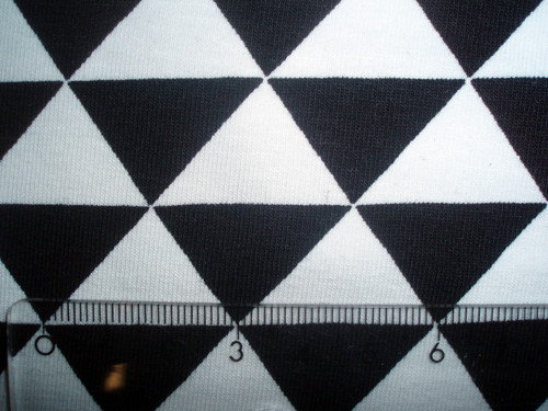 Úplet ČB trojuholníky — foto 3