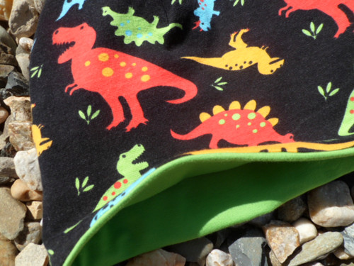 Čepička barevní dinosauři na černé — foto 2