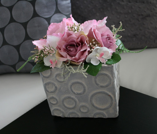 Růže, amarylis a orchideje v keramické kostce — foto 6