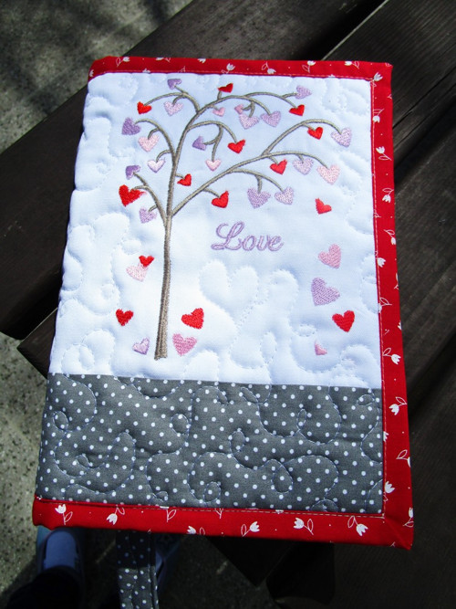 Vyšívaný obal na knihu "Love" — foto 2