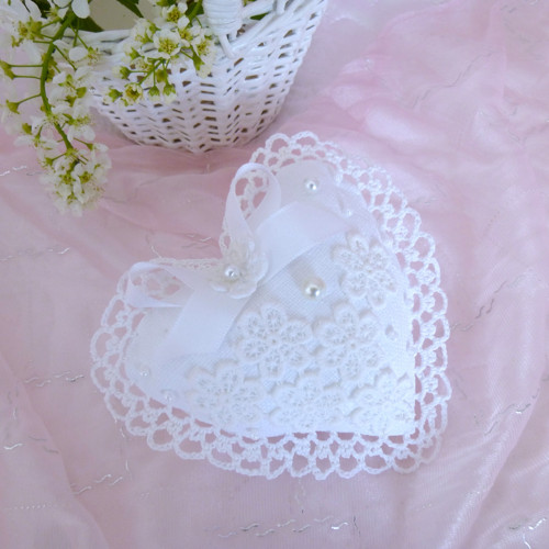 Bílé srdíčko s krajkou a perličkami 3 — foto 2