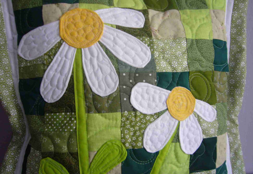 Rozkvetlý polštář - patchwork — foto 3