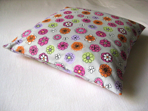 Polštář s kytičkami na šedé — foto 3