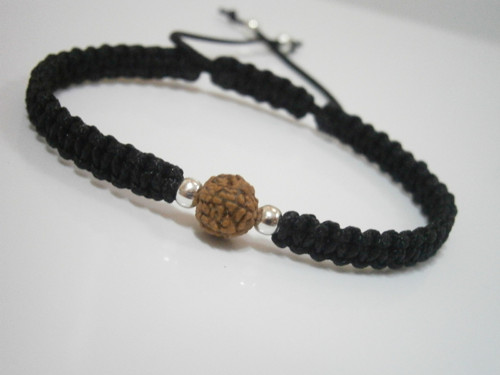 Černý náramek s Rudrakshou (macramé) - Unisex — foto 3
