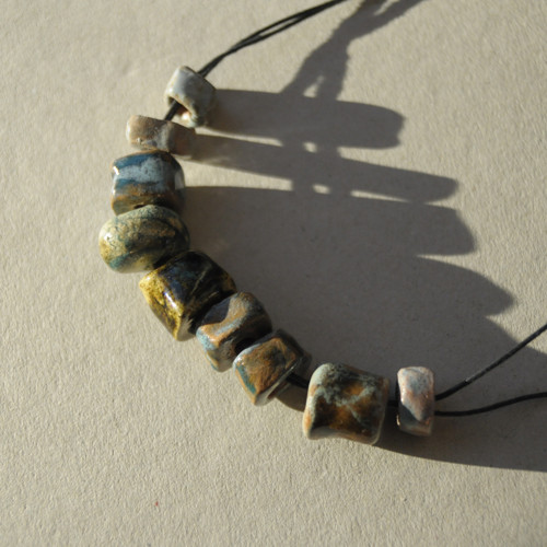 Amulet kostí klíčních/ keramické korále — foto 2