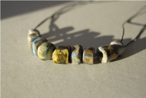 Amulet kostí klíčních/ keramické korále — foto 3