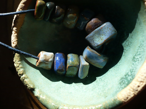 Amulet kostí klíčních/ keramické korále — foto 2