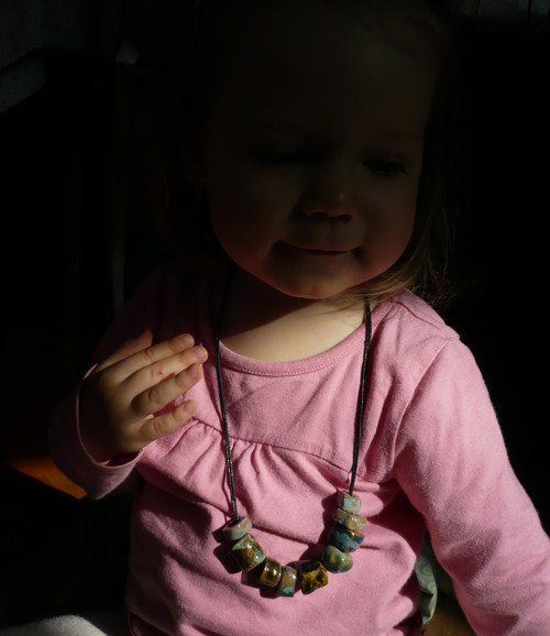 Amulet kostí klíčních/ keramické korále — foto 4