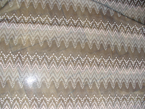 Jemná černá látka s chevron vzorem — foto 2