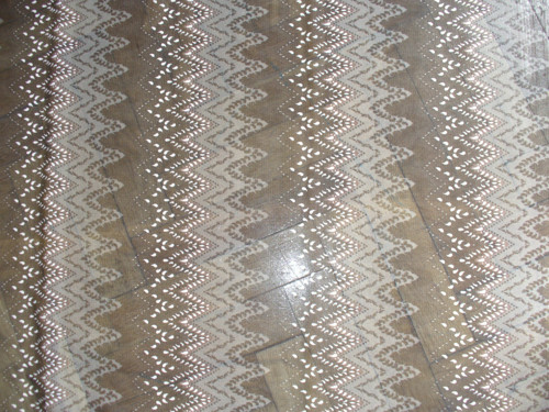 Jemná černá látka s chevron vzorem — foto 3