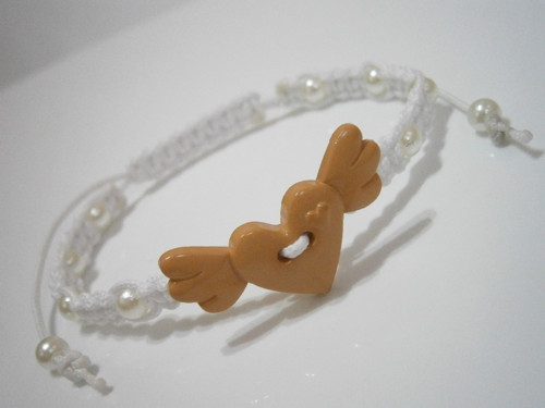 Bílý náramek se srdíčkem (macramé/shamballa) — foto 2