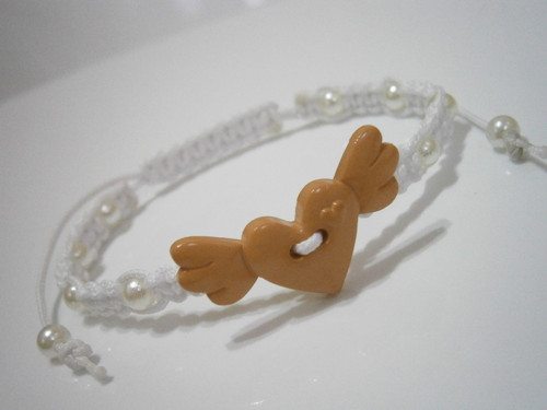 Bílý náramek se srdíčkem (macramé/shamballa) — foto 3