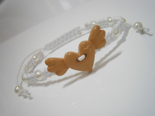 Bílý náramek se srdíčkem (macramé/shamballa) — foto 4