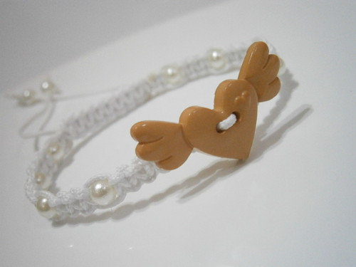 Bílý náramek se srdíčkem (macramé/shamballa) — foto 5