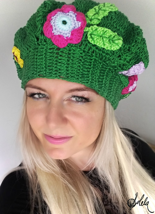 Háčkovaný baret s kytičkami — foto 4