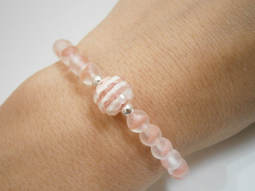 Skleněný růžový náramek (macramé) — foto 2