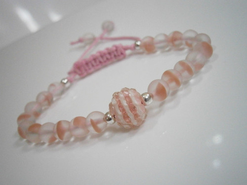 Skleněný růžový náramek (macramé) — foto 3