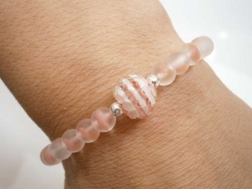 Skleněný růžový náramek (macramé) — foto 4