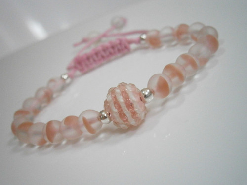 Skleněný růžový náramek (macramé) — foto 5