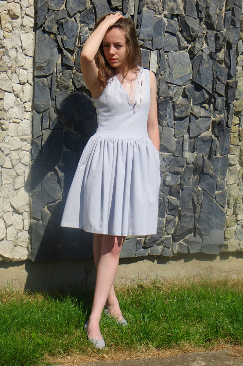 Šedé šaty s aplikací — foto 3