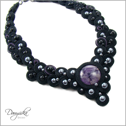 Černofialový soutache náhrdelník s ametystem — foto 2