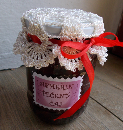 Háčkovaný klobouček - ozdobné víčko na skleničku — foto 3