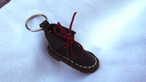 Klíčenka bota černá, laděná do červené — foto 2