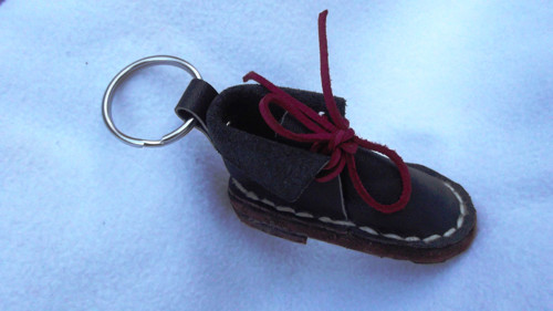 Klíčenka bota černá, laděná do červené — foto 3
