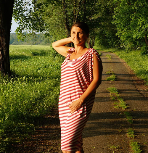 Šaty červený proužek. — foto 2
