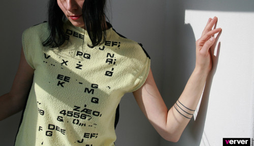Triko-vesta vanilková "písmo" — foto 3