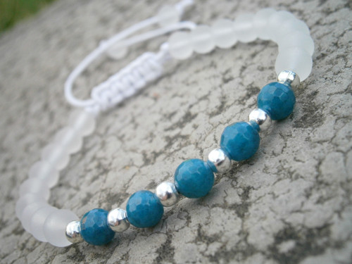 Skleněný náramek s minerály (macramé) — foto 3