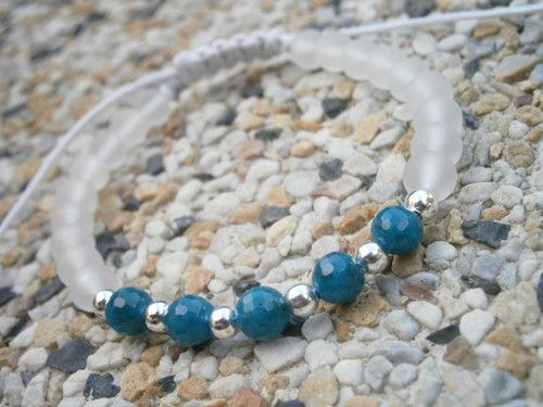 Skleněný náramek s minerály (macramé) — foto 4