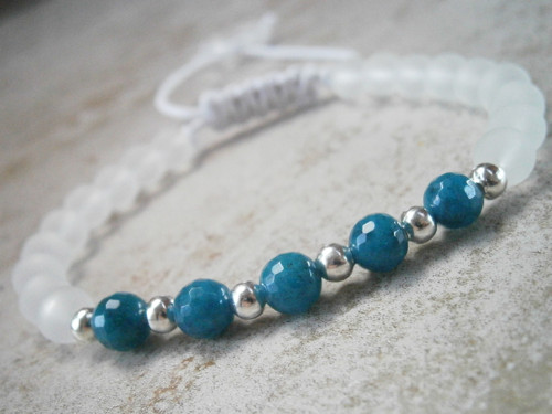 Skleněný náramek s minerály (macramé) — foto 5