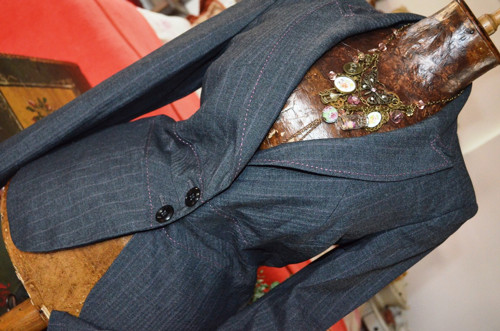 Luxusní elegantní proštepnuté sako — foto 2