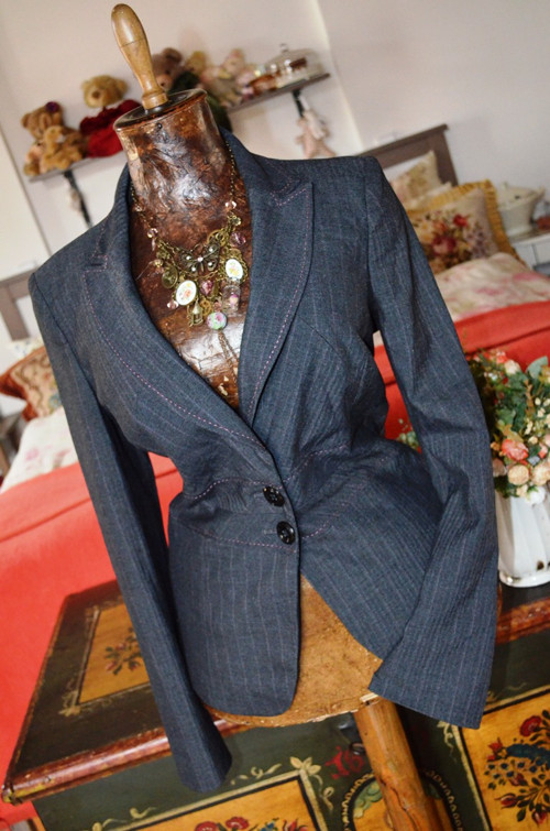 Luxusní elegantní proštepnuté sako — foto 4