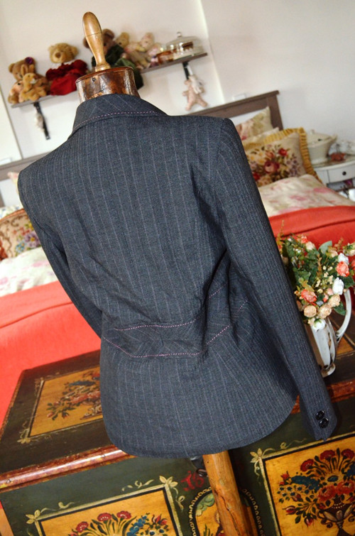 Luxusní elegantní proštepnuté sako — foto 5