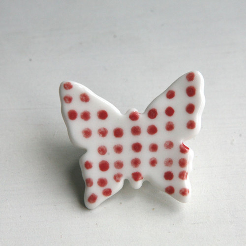 Létá s puntíky (porcelánová brož) — foto 2