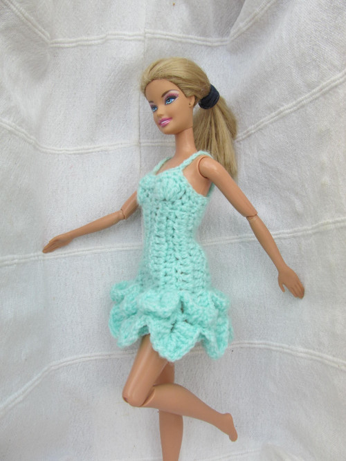 Zelenkavé letní šaty pro Barbie — foto 4