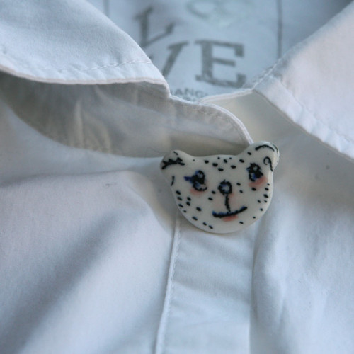 Kamarádi I (porcelánová brož) — foto 3