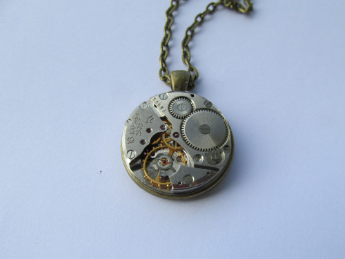 STEAMPUNKOVÝ PŘÍVĚSEK 27mm se stroječkem — foto 3