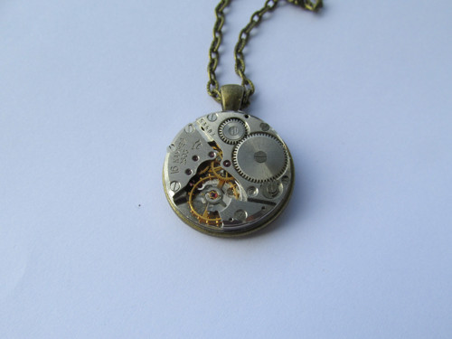 STEAMPUNKOVÝ PŘÍVĚSEK 27mm se stroječkem — foto 4