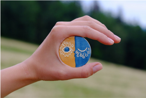 Noc střídá den, keramická magnetka — foto 3