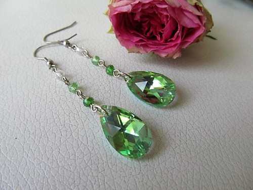 Swarovski zelená slza - náušnice na chir. háčku — foto 4