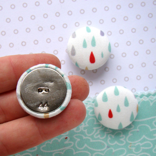 Knoflík buttonek - Prší — foto 2