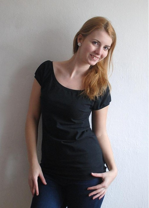 Triko s výstřihem na zádech — foto 2