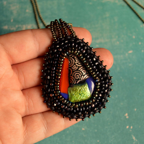 Colorful Teardrop - vyšívaný náhrdelník — foto 2