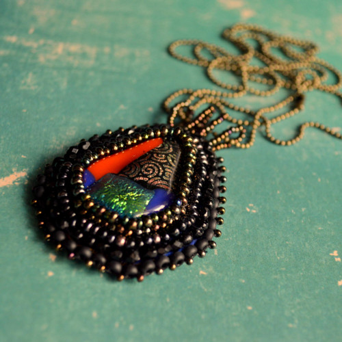 Colorful Teardrop - vyšívaný náhrdelník — foto 3